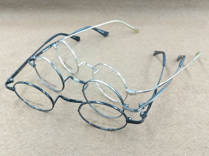ジョン レノンのメガネと言えばクラシックな丸メガネと一山 いちやま 遠近両用メガネ 老眼情報サイト えんきんドットコム