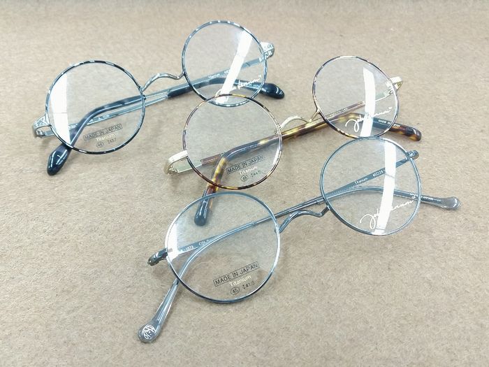 ジョン・レノンのメガネと言えばクラシックな丸メガネと一山（いちやま 