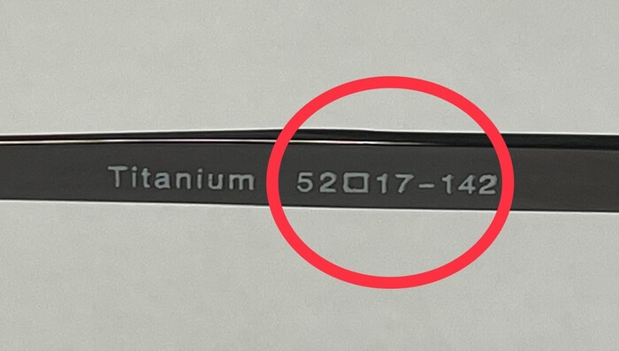 メガネのサイズは メガネにある 謎の表記 でわかります 遠近両用メガネ 老眼情報サイト えんきんドットコム