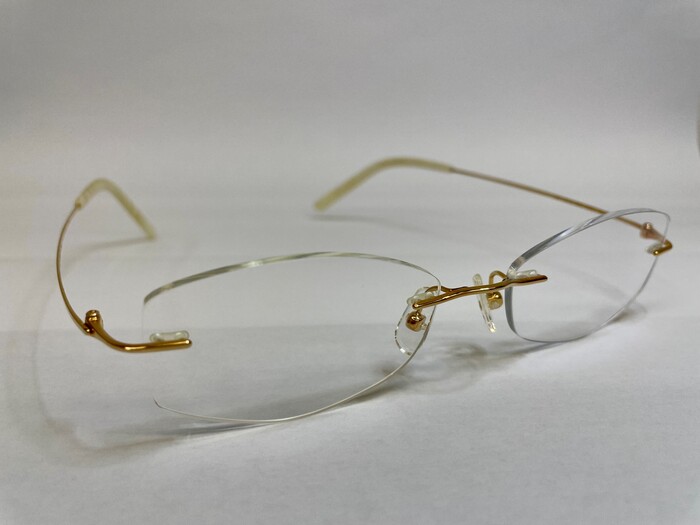 メガネフレームの素材　遠近両用　疲れ目　メガネ選び　金