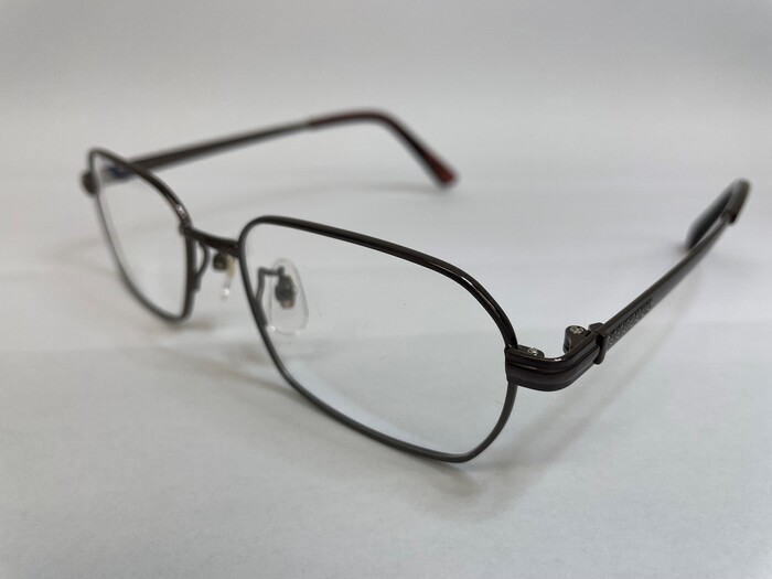 メガネフレームの素材　遠近両用　疲れ目　メガネ選び　金属